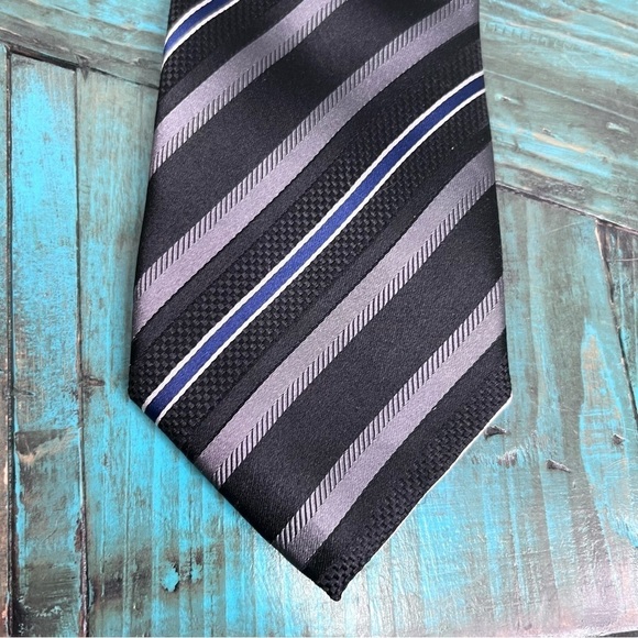 Donald Trump Silk Striped Tie - Picture 3 of 5